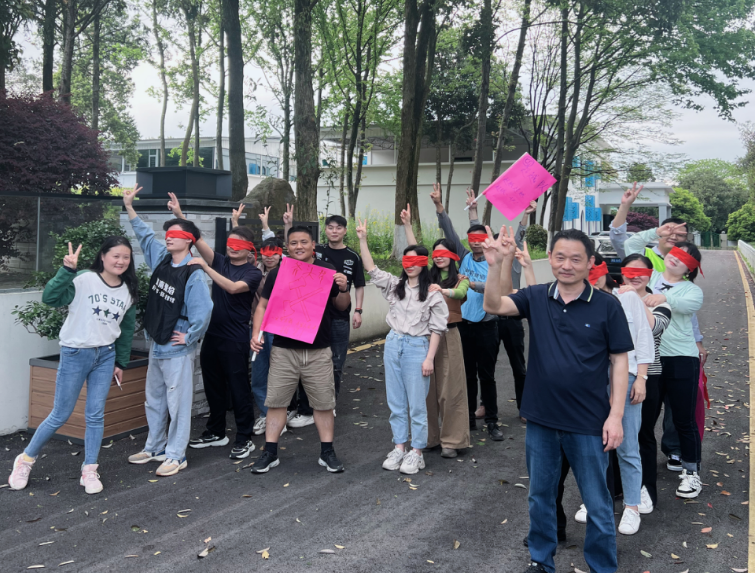 团结一心，向快乐出发